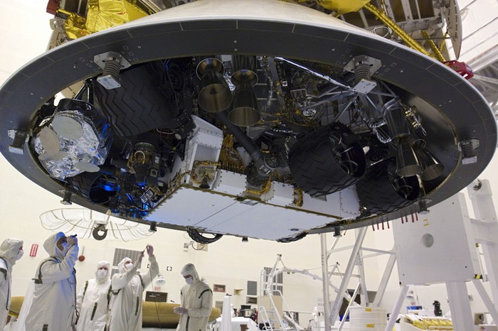 Qúa trình lắp ráp, đưa Robot Curiosity vào module đặc biệt trước khi ráp vào tên lửa đẩy